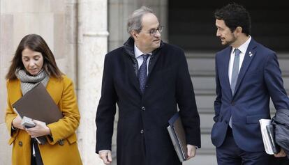 El 'president' Quim Torra, entre los consejeros Meritxell Budó y Damiá Calvet.