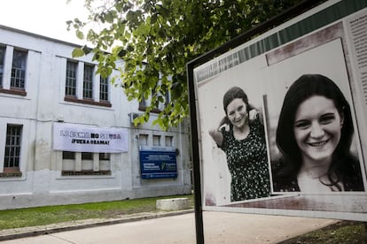 Carteles de protesta contra la visita de Barack Obama a la exESMA