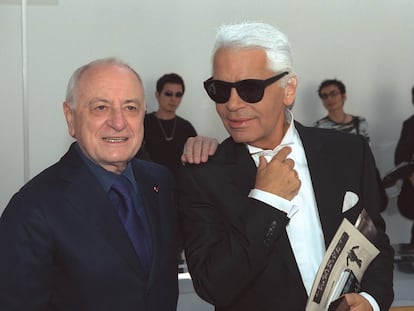 Pierre Bergé y Karl Lagerfeld simulando cortesía en 2001. Coincidieron en el primer desfile de Hedi Slimane para Dior hombre.