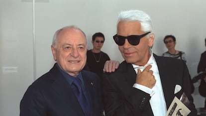 Pierre Bergé y Karl Lagerfeld simulando cortesía en 2001. Coincidieron en el primer desfile de Hedi Slimane para Dior hombre.