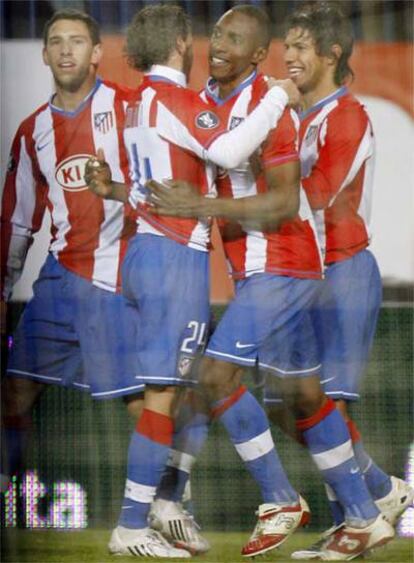 Los jugadores rojiblancos celebran el gol de Simao