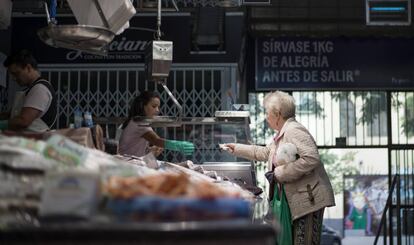 Personas mayores comprando en el mercado de Vallehermoso.