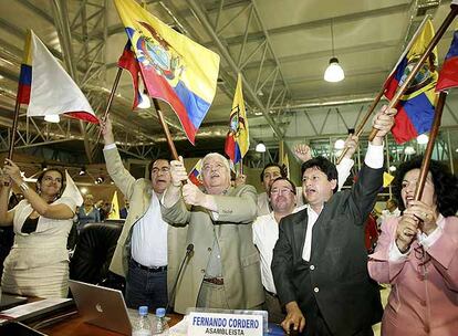 Miembros de la Constituyente ecuatoriana celebran la aprobación de la  nueva Ley Fundamental.