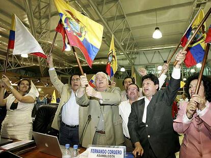 Miembros de la Constituyente ecuatoriana celebran la aprobación de la nueva Ley Fundamental.
