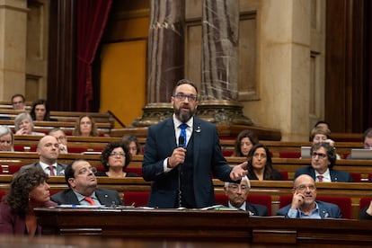 El consejero de Territorio de la Generalitat, Juli Fernàndez, en una intervención en el pleno del Parlament.