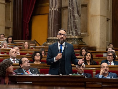 El consejero de Territorio de la Generalitat, Juli Fernàndez, en una intervención en el pleno del Parlament.