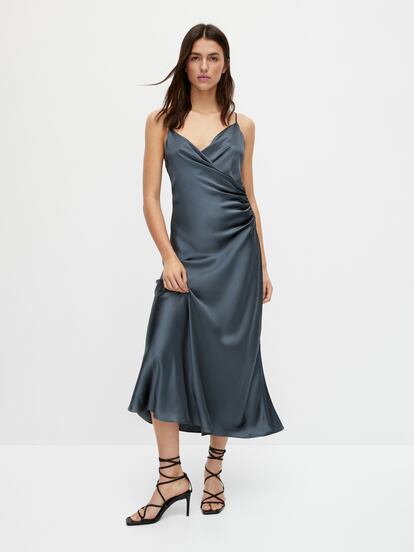 Une en un solo vestido dos tendencias: la del slip dress y la del drapeado, ambas recién llegadas de los primeros años del 2000, en este diseño de Massimo Dutti.

79,95€