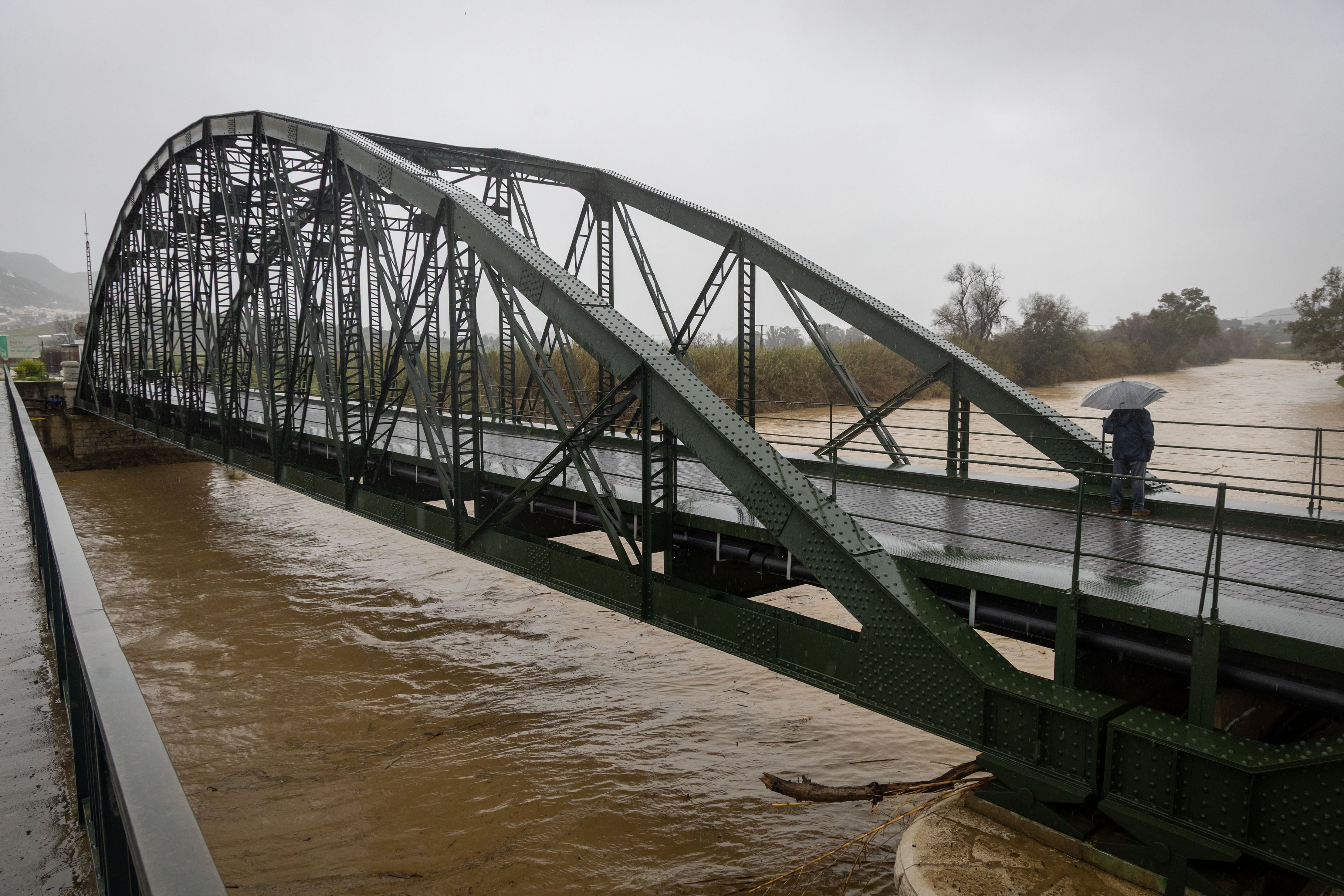 Crecida de río Guadalhorce a su paso por Estación de Cártama, en Málaga.