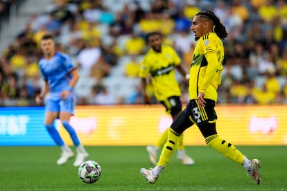 Mohamed Farsi (23), defensa del Columbus Crew, juega contra el New York City FC en la primera parte de un partido de cuartos de final de la Leagues Cup.