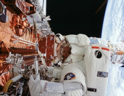 Astronaut Kathryn Thornton during the space walk to repair the 'hubble' in 1993.