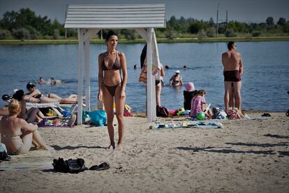 A una veintena de kilmetros del frente, civiles y militares coinciden en la playa de este lago a las afueras de la ciudad de Sloviansk, en el este de Ucrania. 