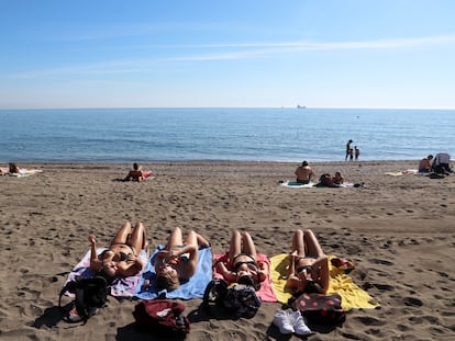 La playa de Málaga, ciudad donde tiene la sede la empresa turística Ocio Hoteles. Imagen tomada el 29 de enero de 2021.