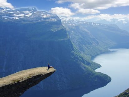 El mirador de Trolltunga se eleva 700 metros sobre el lago de Ringedalsvatnet.