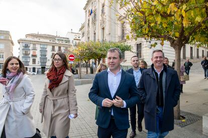 Julio Millán (tercero por la izquierda), alcalde en la anterior legislatura del PSOE, acompañado con parte de su equipo, tras registrar la moción de censura en el registro del Ayuntamiento de Jaén.