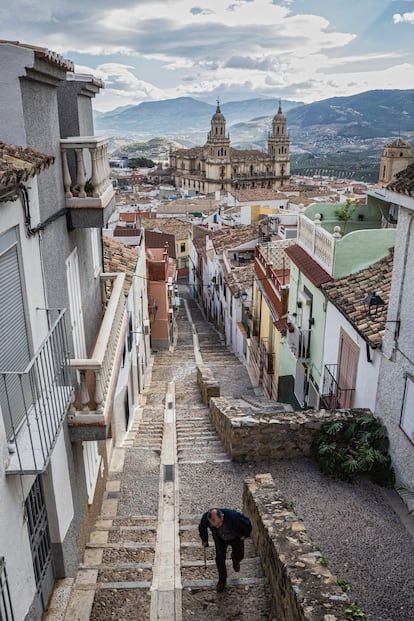 Una de las calles del barrio de la Magdalena de Jaén. Al fondo, la catedral de la ciudad.