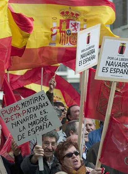 Manifestantes con banderas de España en Pamplona.