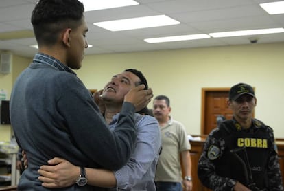 Víctor Flores, uno de los acusados, es abrazado por su hijo tras conocer la condena.