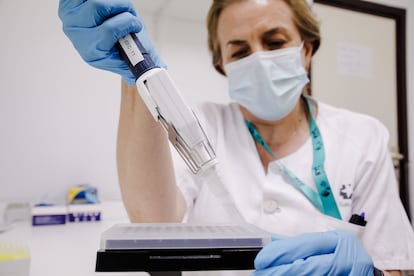Una enfermera prepara una PCR para la prueba de viruela simica, en 2022.
