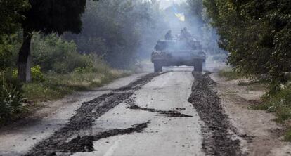 Un tanque ucranio en la ciudad fronteriza de Novoselivka Persha.