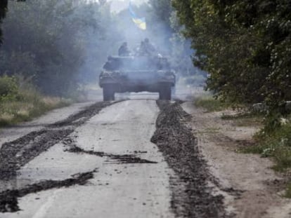 Un tanque ucranio en la ciudad fronteriza de Novoselivka Persha.