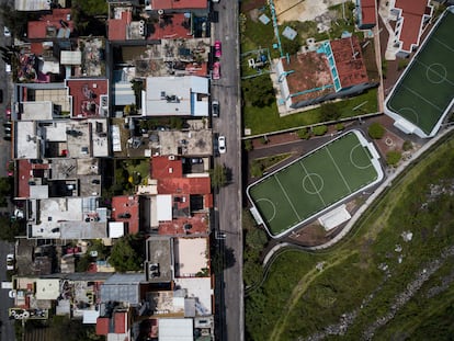 Vista aérea de la colonia Popular Santa Teresa (izq) y la colonia Fuentes del Pedregal al sur de Ciudad de México