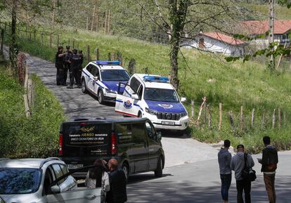 Varios coches de la Ertzaintza en el acceso al caserío de Irún en el que han aparecido dos hombres muertos por arma de fuego.