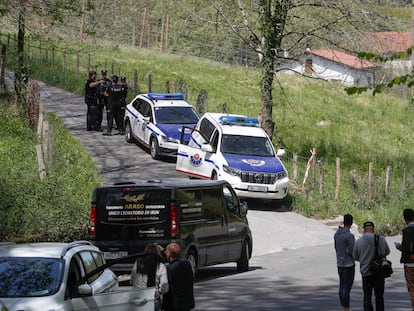 Varios coches de la Ertzaintza en el acceso al caserío de Irún en el que han aparecido dos hombres muertos por arma de fuego.