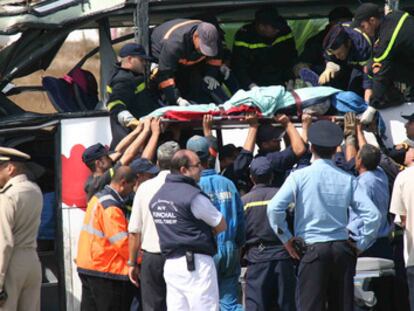 Los equipos de rescate extraen el cuerpo de una de las víctimas del accidente en Castillejos.