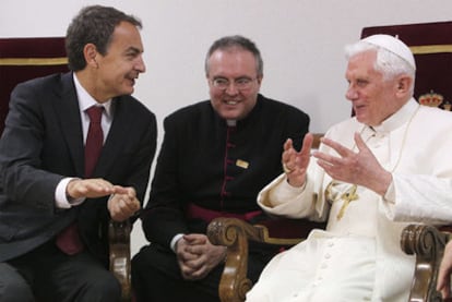 Prime Minister Zapatero (l) talking with Pope Benedict XVI in Barcelona on Sunday.