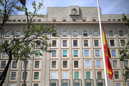 Bandera a media asta este jueves en el Ministerio de Defensa en Madrid.