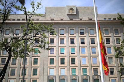 Bandera a media asta este jueves en el Ministerio de Defensa en Madrid.