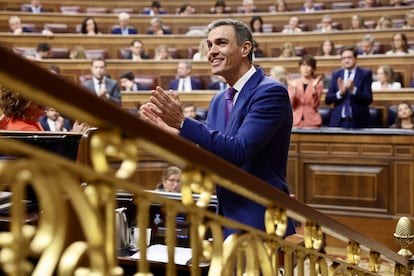Pedro Sánchez aplaude tras su intervención en el Congreso, este miércoles.