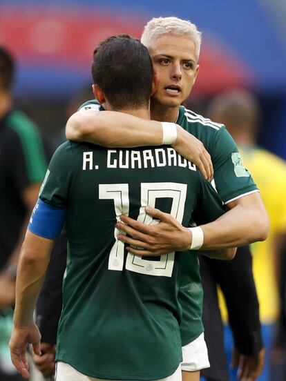 Javier Hernández abraza a Andrés Guardado al final del partido.
