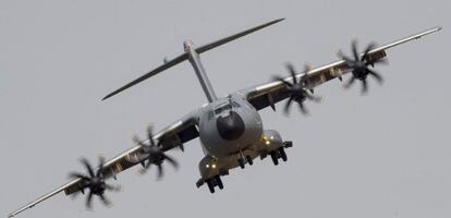 El primer vuelo de prueba del avi&oacute;n de transporte militar A400M tras el siniestro en Sevilla. EFE/Archivo