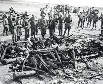 El general Dwight D. Eisenhower observa los cuerpos de decenas de prisioneros de guerra quemados en el campo de concentración de Gotha, en Alemania, en 1945.