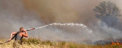 Un bombero hace frente a las llamas en las afueras de Kustarevka, en la región de Ryazan, a 340 kilómetros al sur de Moscú.