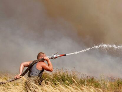 Un bombero hace frente a las llamas en las afueras de Kustarevka, en la región de Ryazan, a 340 kilómetros al sur de Moscú.
