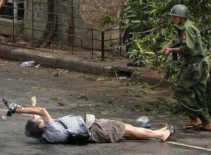 El fotógrafo japonés Kenji Nagai trata de tomar imágenes desde el suelo, poco antes de morir por el disparo de un soldado.