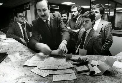 Trabajadores de la oficina de la Caixa de Barcelona en Sants muestran, el 22 de diciembre de 1983, las participaciones del Gordo de 1983, depositadas unos días antes por un frutero del barrio de La Sagreda de Barcelona. 800.000 pesetas que se convertían en 8.000 millones.