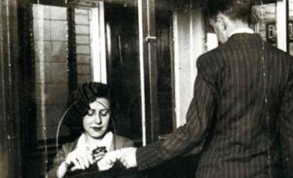 Una mujer atendiendo la taquilla en una imagen histórica del suburbano madrileño.
