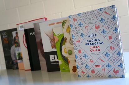 Libros en posición imposible. / EL COMIDISTA