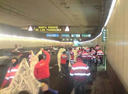 Un grupo de trabjadores de emergencias en los túneles han cortado un carril de la M-30