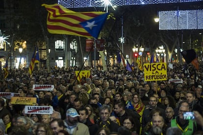 Varios manifestantes sujetan pancartas en las que piden libertad y paz en la protesta convocada por ANC contra el Consejo de Ministros celebrado este viernes en Barcelona.