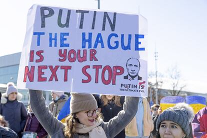 Una mujer levanta un cartel contra Vladímir Putin, el pasado 26 de febrero durante una protesta en Ginebra.