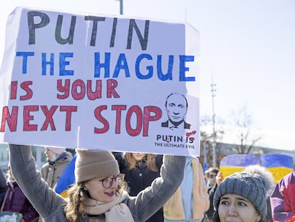 Una mujer levanta un cartel contra Vladímir Putin, el pasado 26 de febrero durante una protesta en Ginebra.