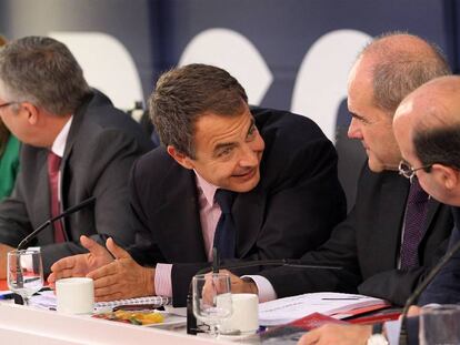 Zapatero conversa con Chaves y Zarrías en la Ejecutiva Federal del PSOE. A la izquierda, Leire Pajín y José Blanco.