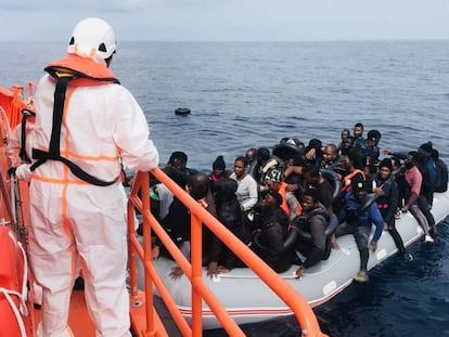 Efectivos de Salvamento Marítimo han rescatado y trasladado este miércoles a un total de 287 personas localizadas en el Mar de Alborán.