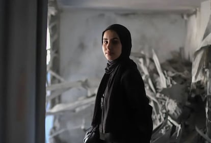 Raneen Al-Zraei en su estudio de arte después de ser destruido en un bombardeo israelí, en Ciudad de Gaza, en el norte de la Franja, el 24 de noviembre de 2023. 