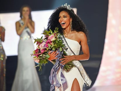 Cheslie Kryst, al ser coronada Miss EE UU 2019 en mayo de 2019 en Reno, Nevada.