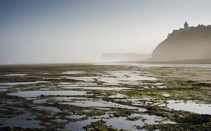 Marruecos, Sidi Ifni. La playa, el faro, y la ciudad sobre el acantilado.